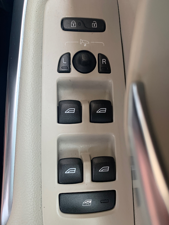 2015 15 VOLVO V40
