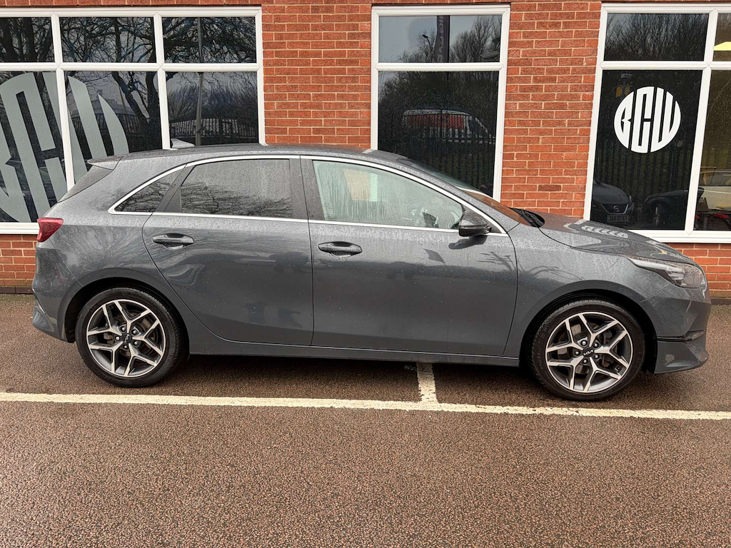 2022 Kia Ceed — image 2
