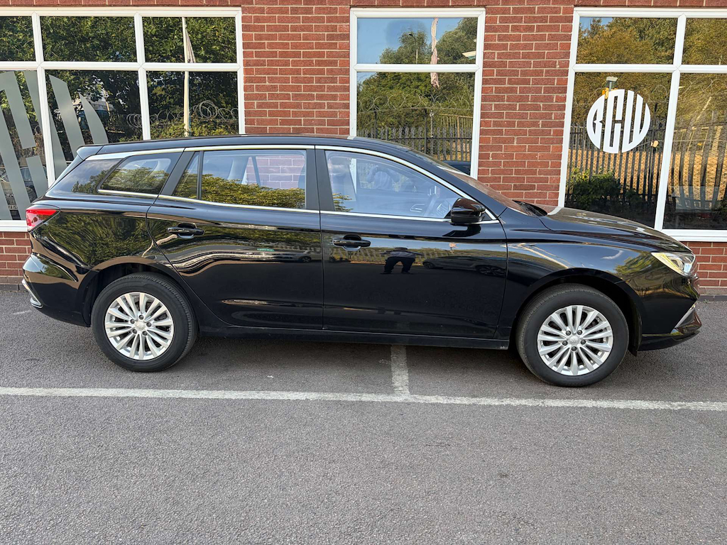 2022 MG MG5 — image 2