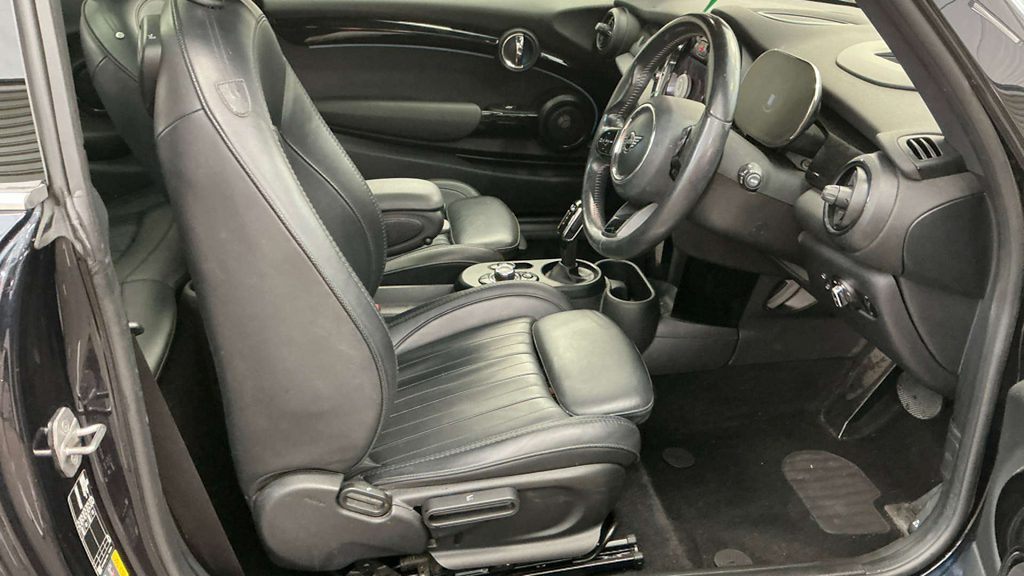 2021 MINI Hatch — image 5