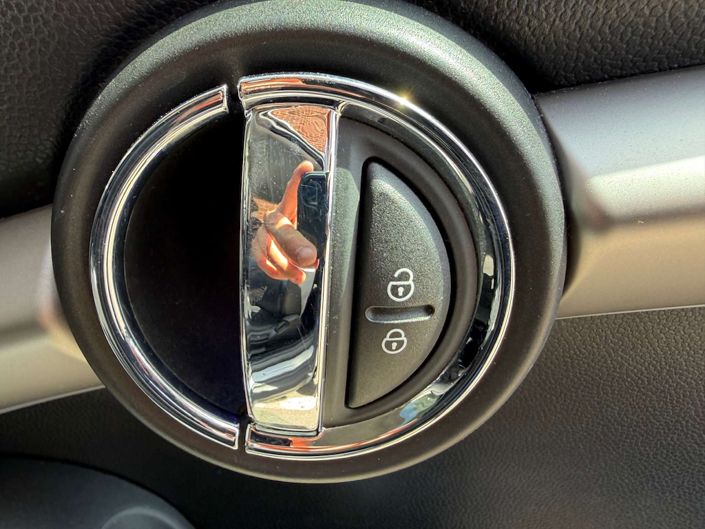 2019 MINI Hatch — image 29