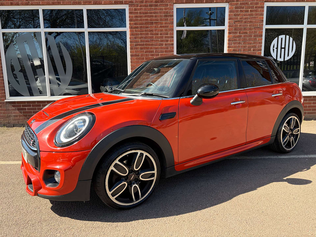 2019 MINI Hatch — image 2