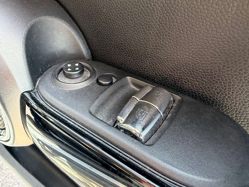 2019 MINI Hatch — image 30