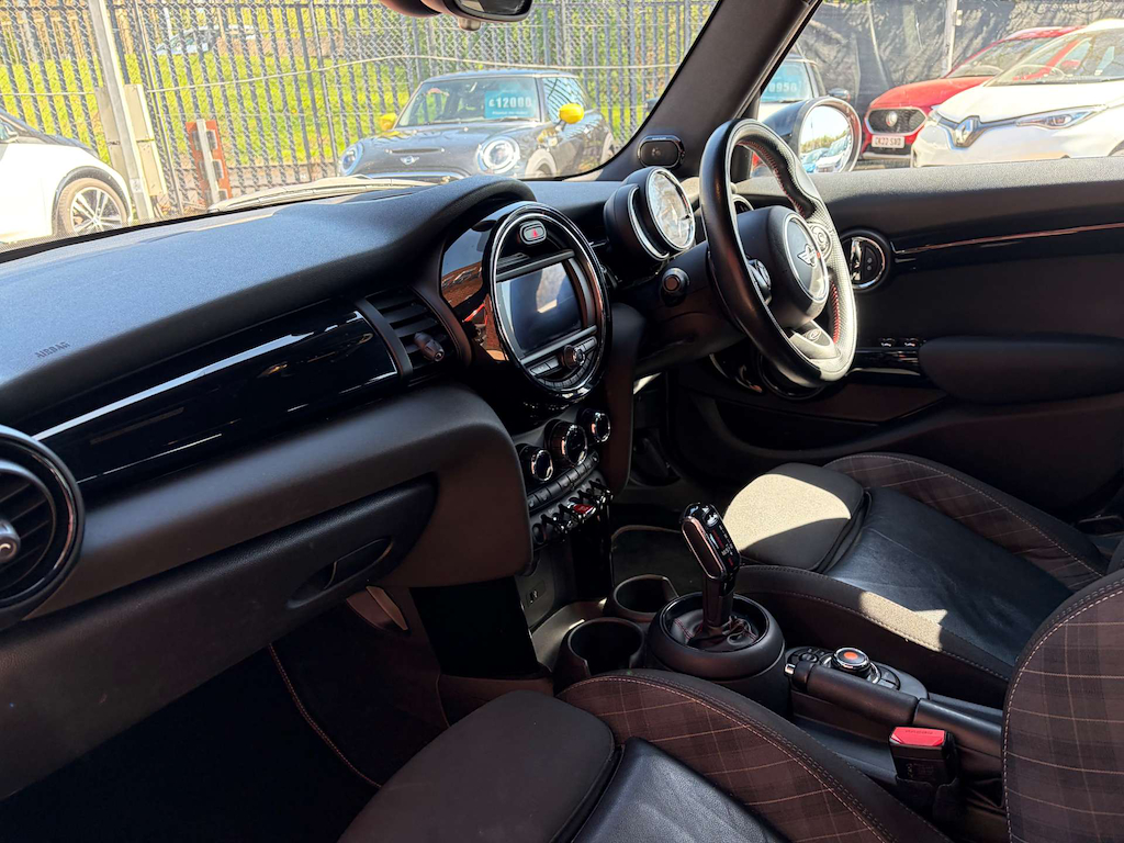2019 MINI Hatch — image 16