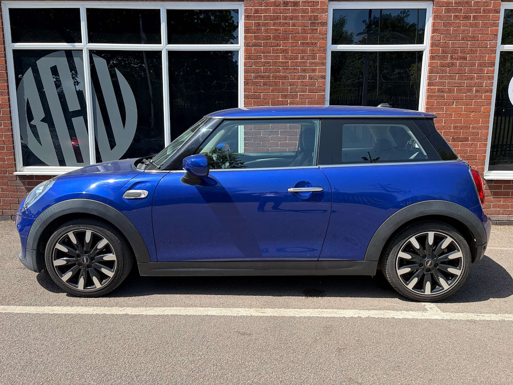 2019 MINI Hatch — image 3