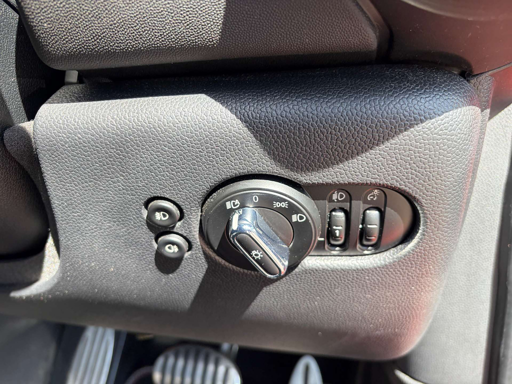 2019 MINI Hatch — image 35