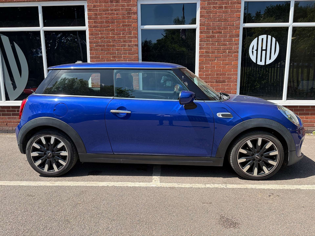2019 MINI Hatch — image 2