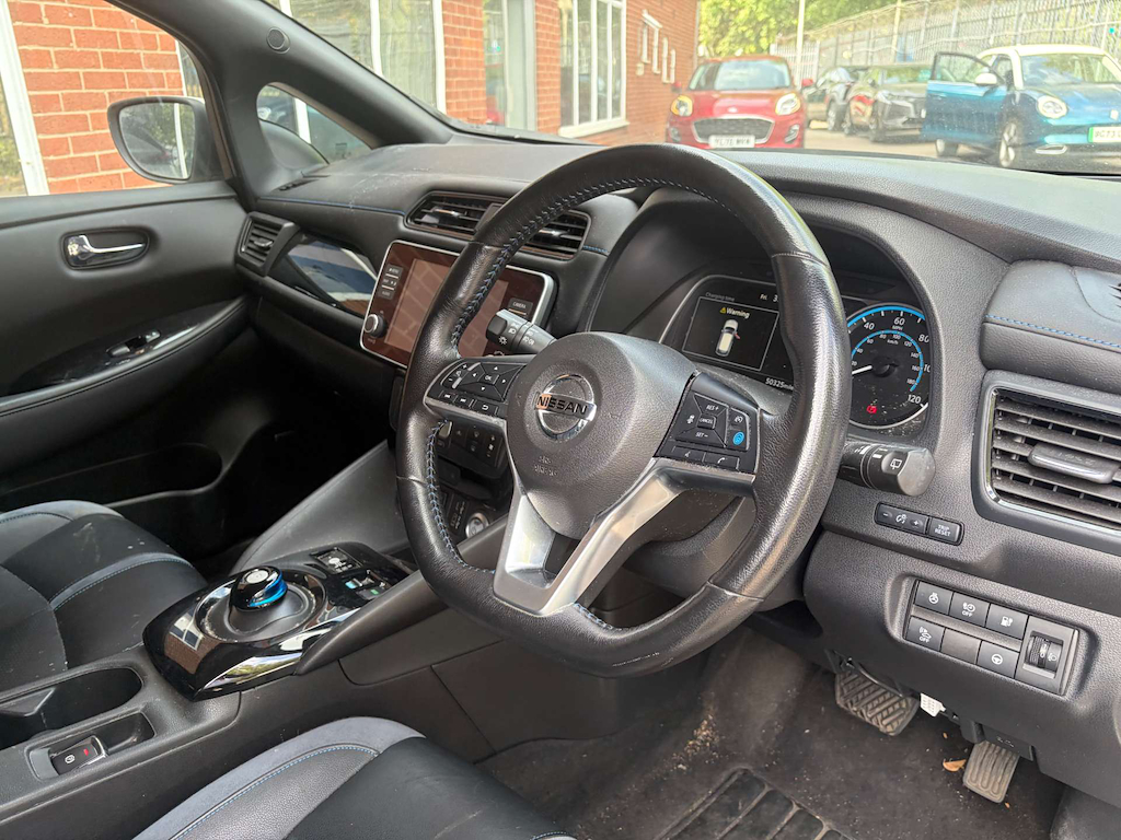 2021 Nissan Leaf — image 11