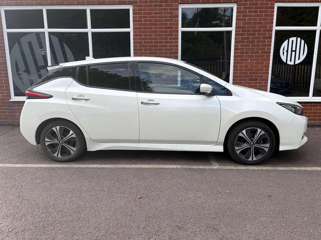 2021 Nissan Leaf — image 2
