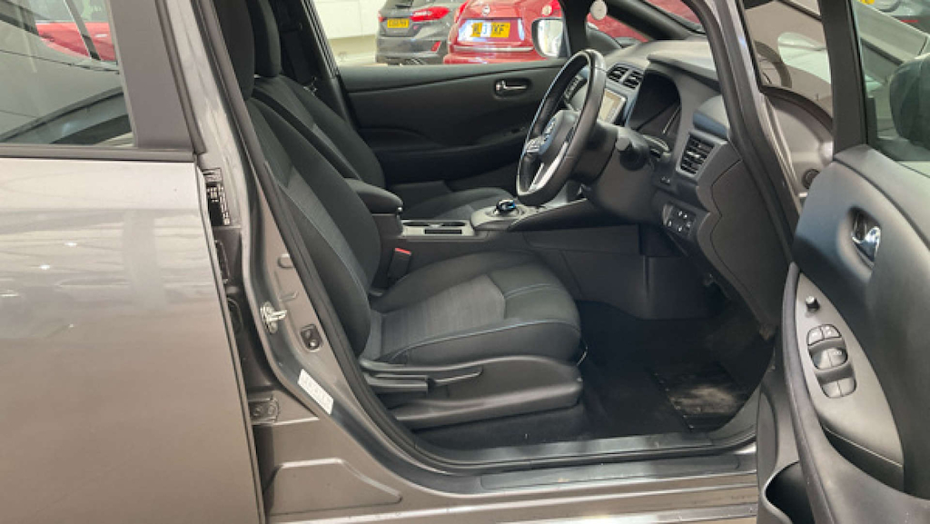 2022 Nissan Leaf — image 7