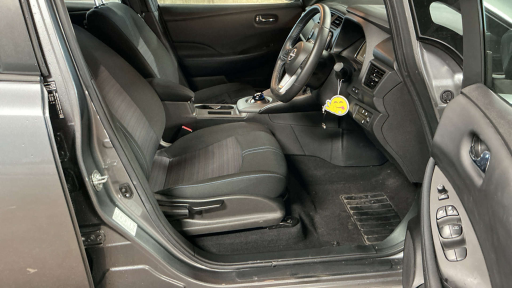 2022 Nissan Leaf — image 9