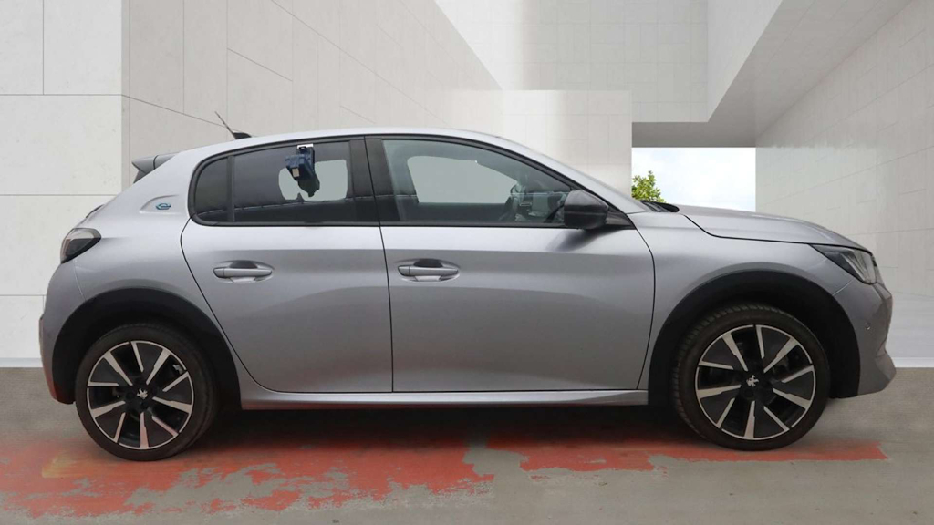 2022 Peugeot 208 — image 5