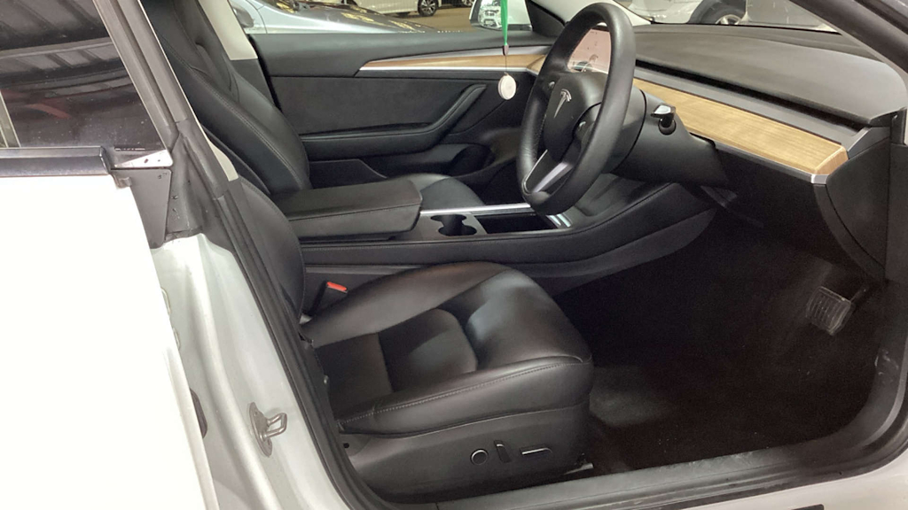 2022 Tesla Model 3 — image 7