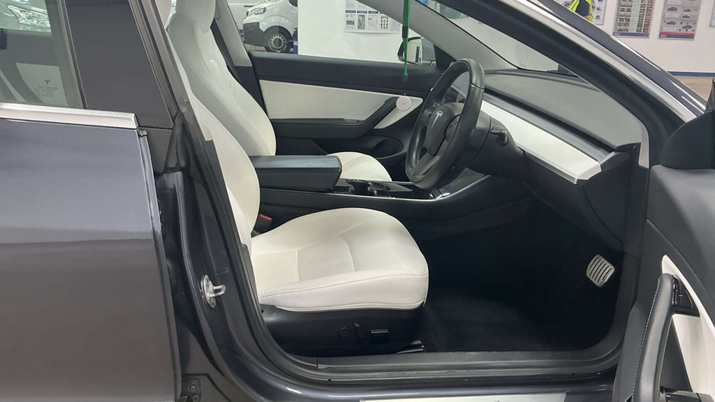 2019 Tesla Model 3 — image 9