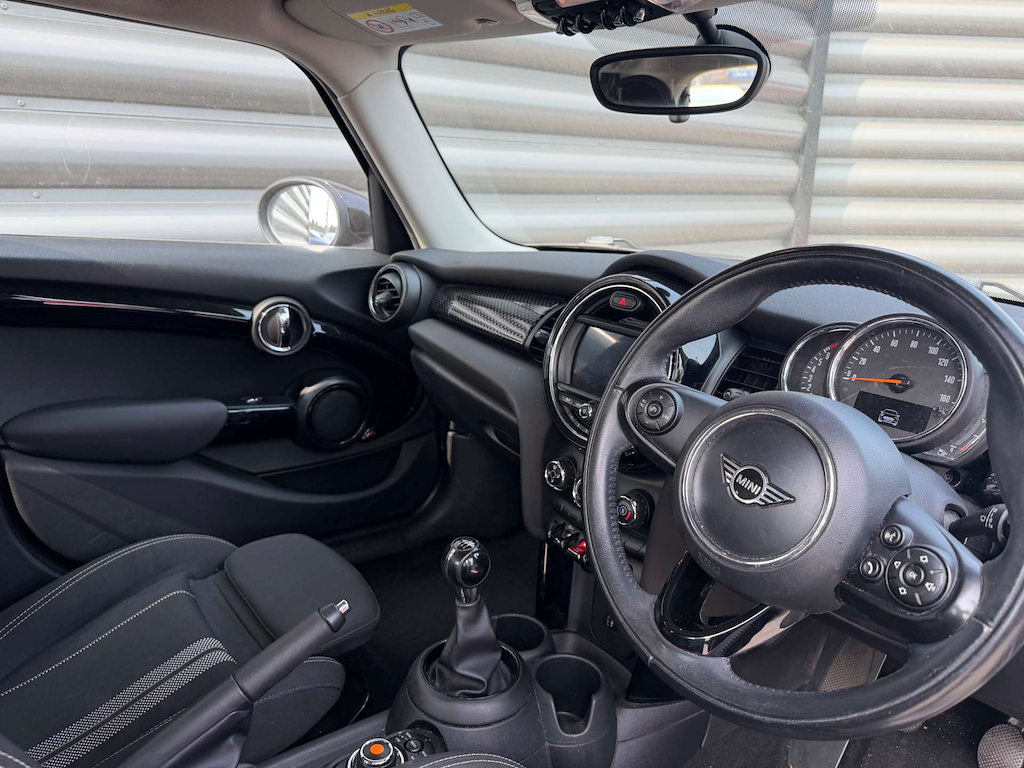 2019 MINI Hatch — image 14