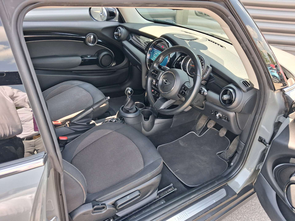 2022 MINI Hatch — image 35