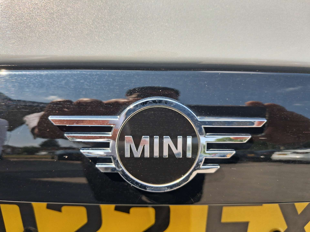 2022 MINI Hatch — image 12