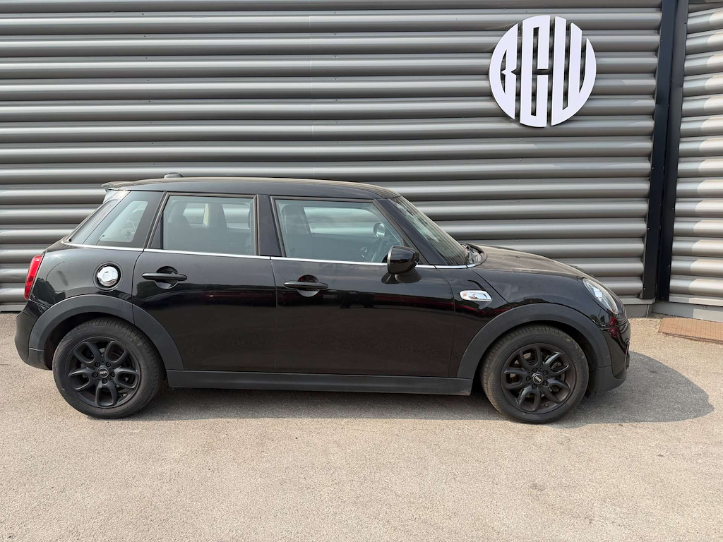 2019 MINI Hatch — image 2