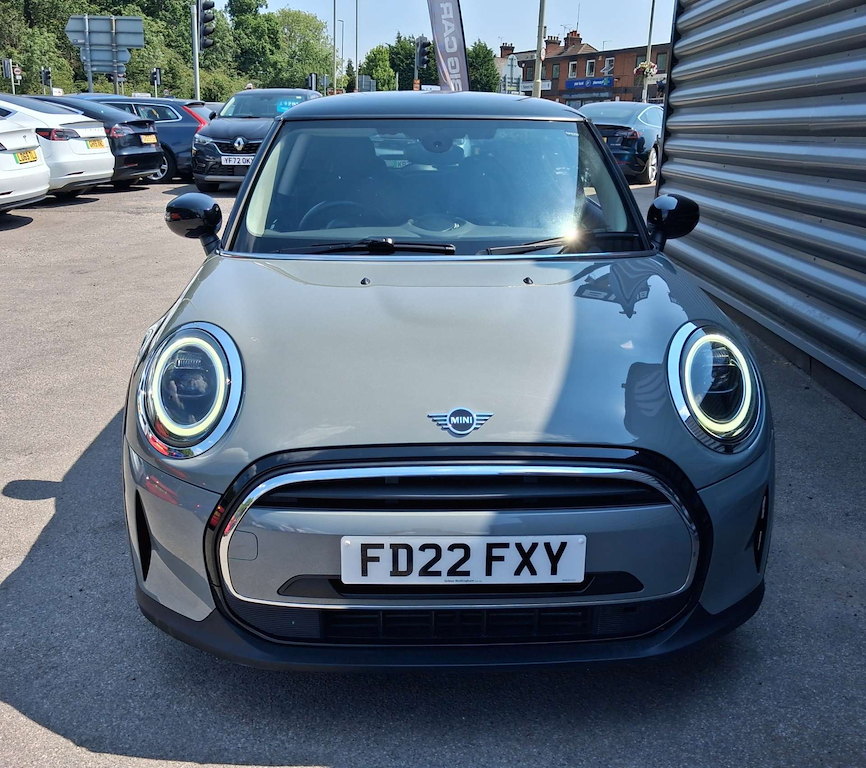 2022 MINI Hatch — image 2