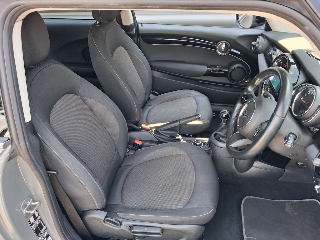 2022 MINI Hatch — image 38