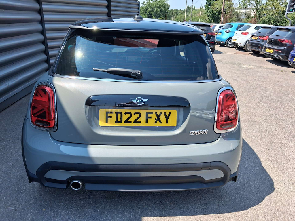 2022 MINI Hatch — image 9