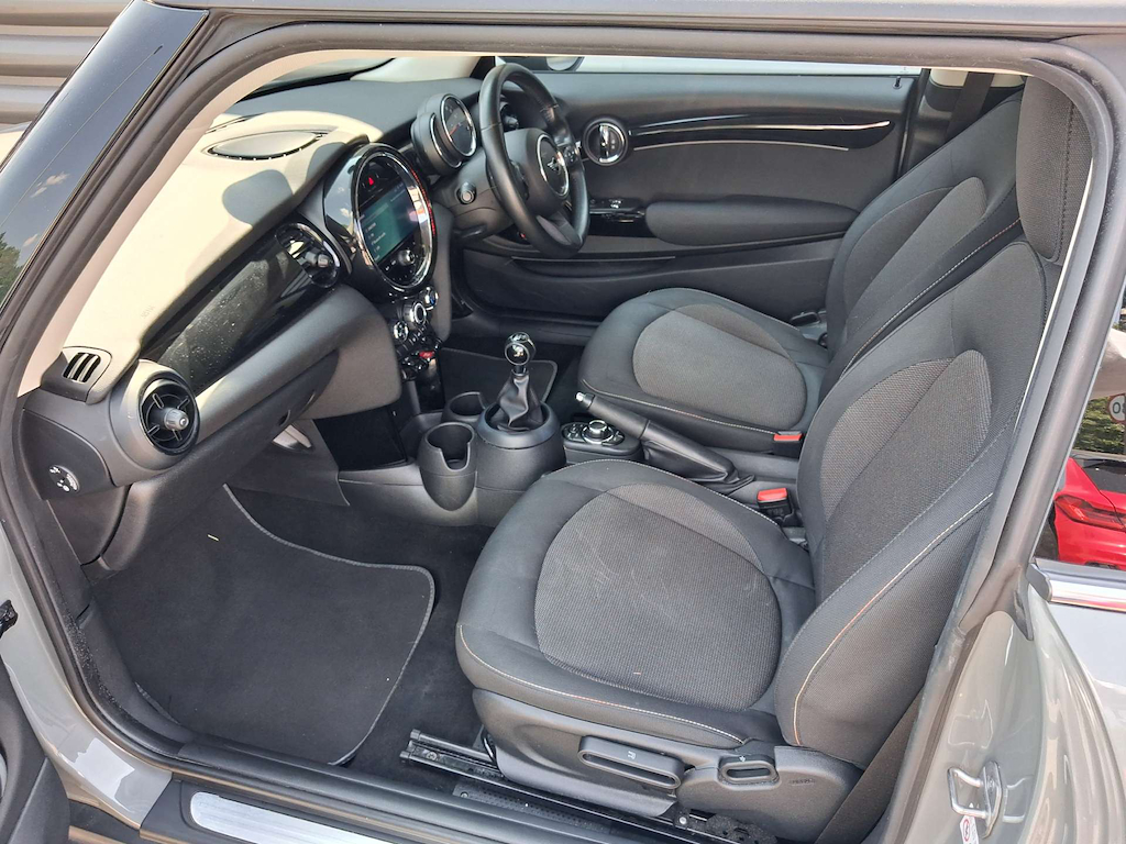2022 MINI Hatch — image 22