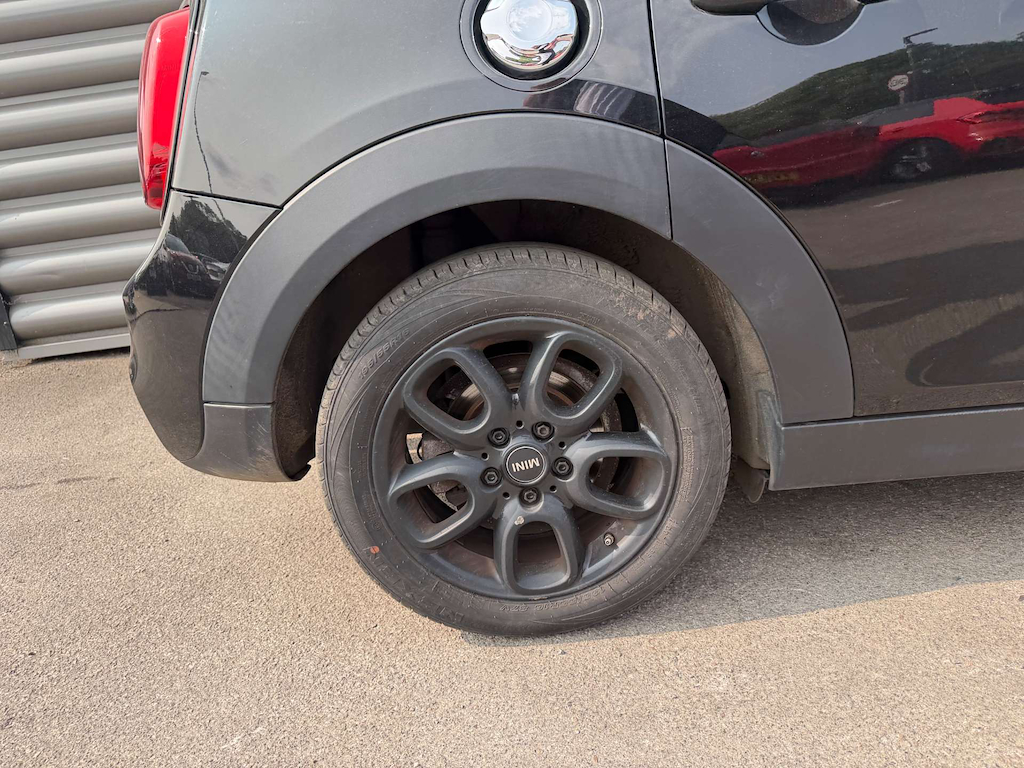 2019 MINI Hatch — image 24