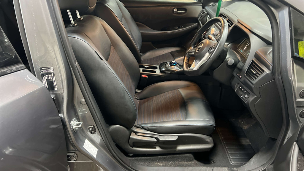 2022 Nissan Leaf — image 7