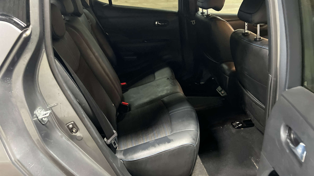 2022 Nissan Leaf — image 10