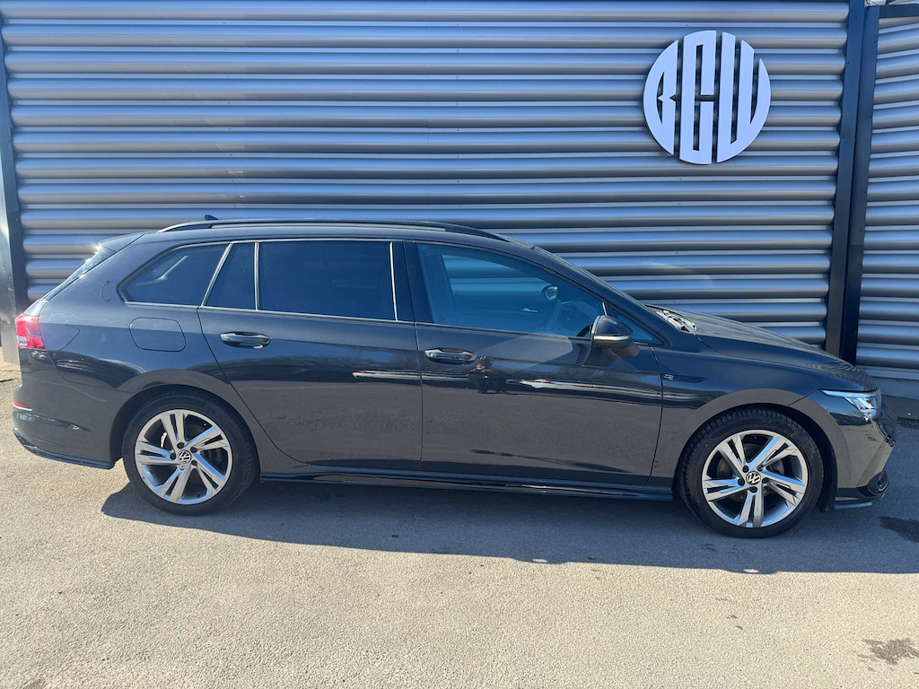2022 Volkswagen Golf — image 2