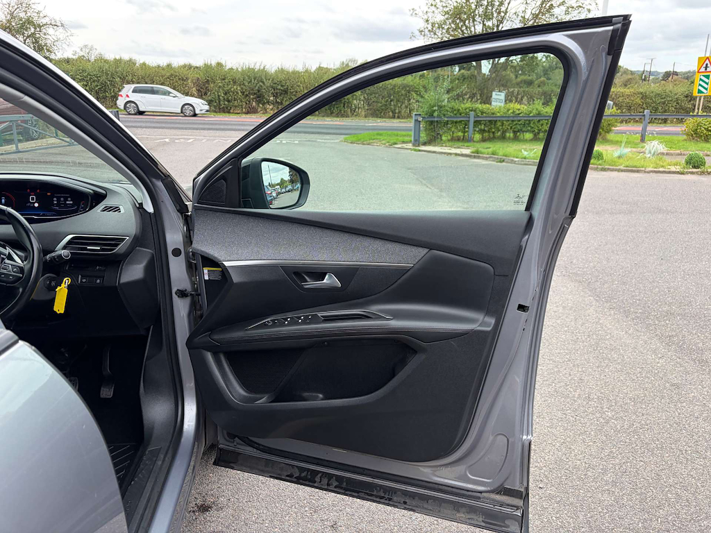 2019 Peugeot 3008 — image 27