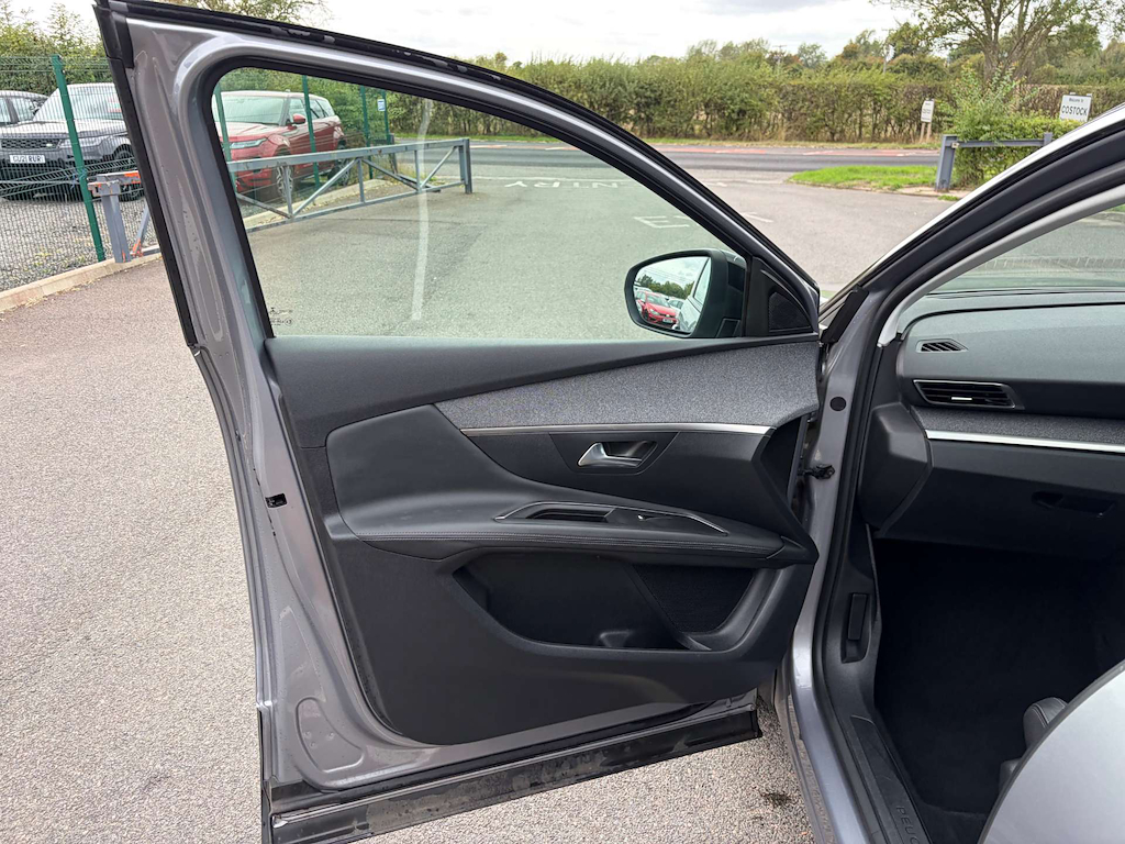 2019 Peugeot 3008 — image 11
