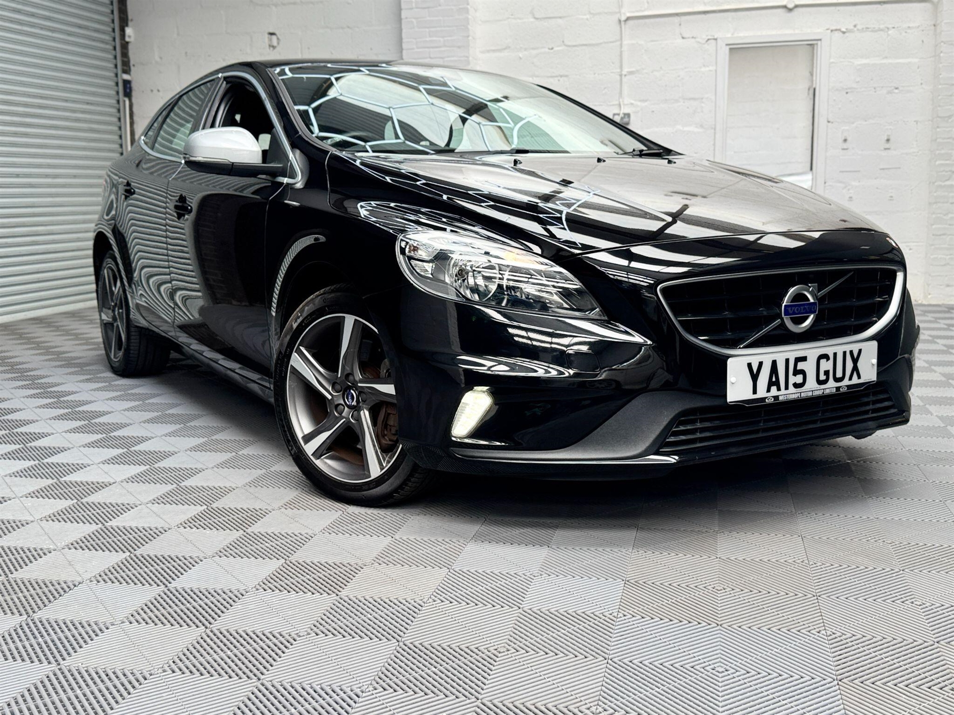 2015 Volvo V40 — photo 1 of 5