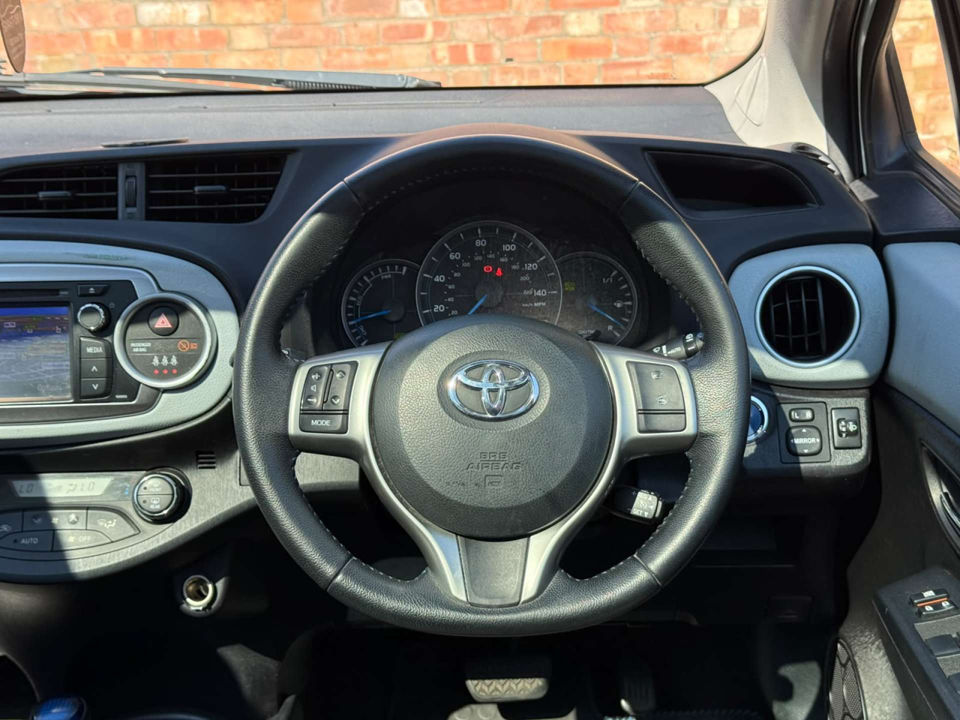 2013 Toyota Yaris thumbnail 17