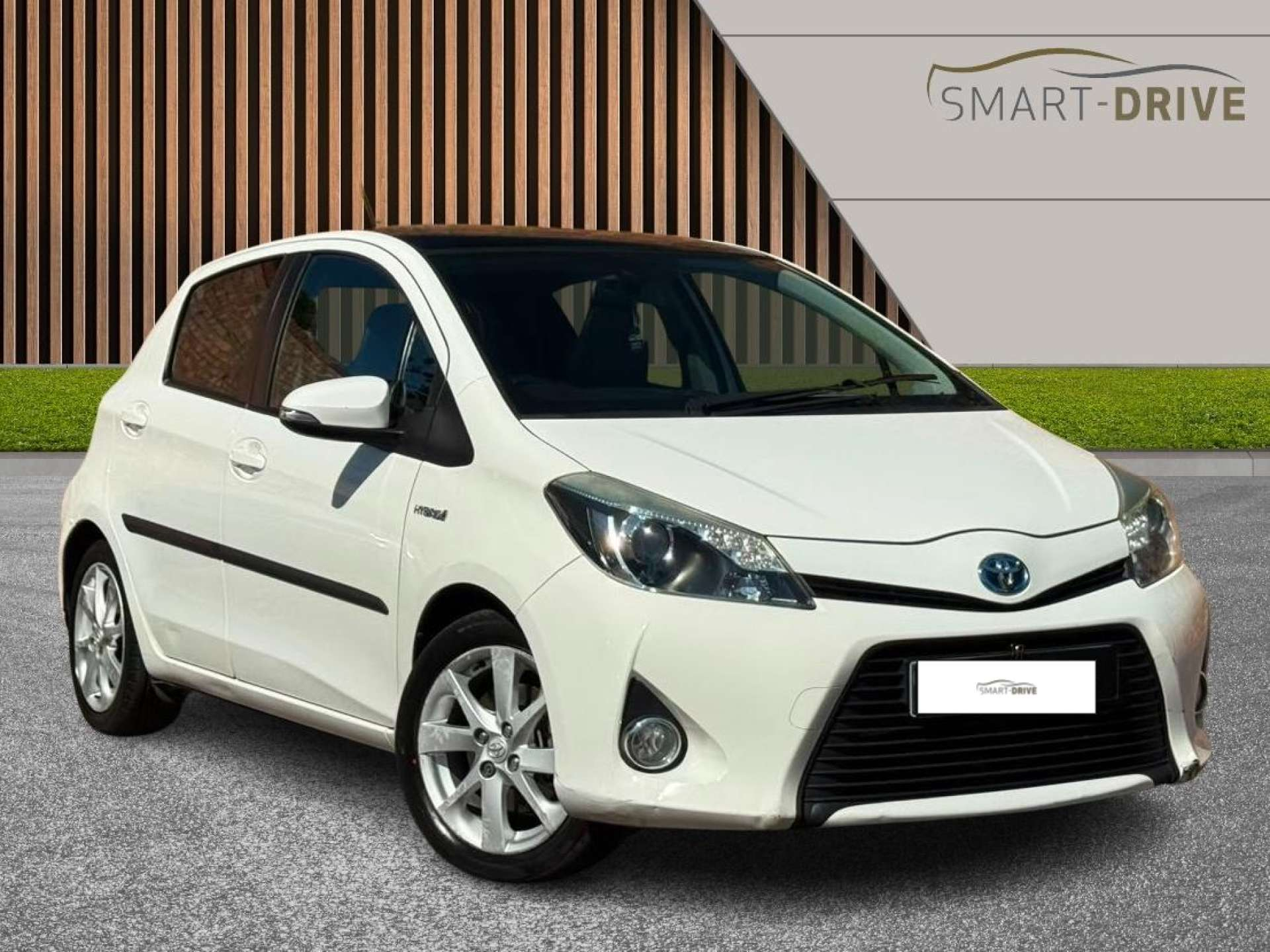 2013 Toyota Yaris — photo 1
